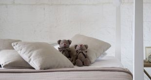 Stație de relaxare: crearea unui dormitor alb și gri liniștitor